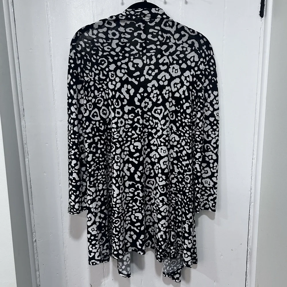 Isabella Rodriguez L Black White Print Open Front Swing Cardigan Waterfall Hem